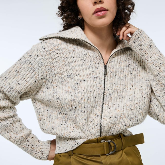 Cardigan zippé en maille côtelée contenant de la laine merinos ecru <span itemprop=