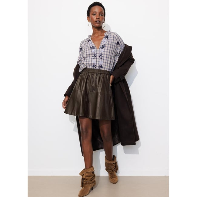 Jupe courte en simili marron <span itemprop=