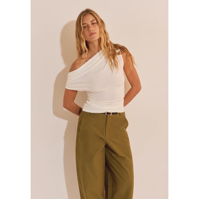 Top à encolure asymétrique drapée TAM ecru <span itemprop=