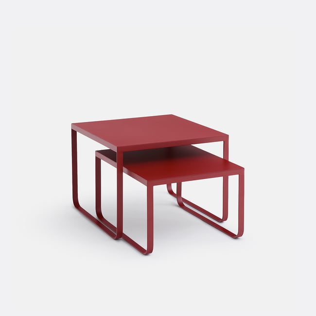 Lot de 2 tables basses gigognes, en métal acier, BATHI bordeaux <span itemprop=