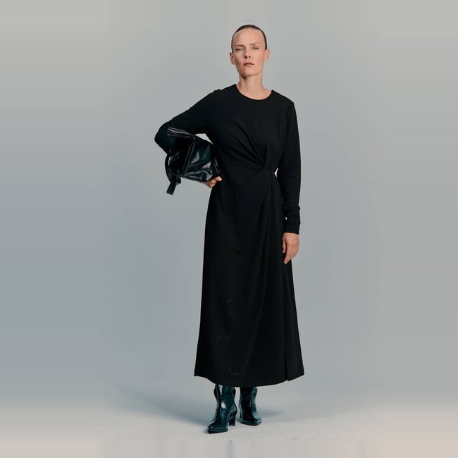 Robe longue cintrée unie noir <span itemprop=