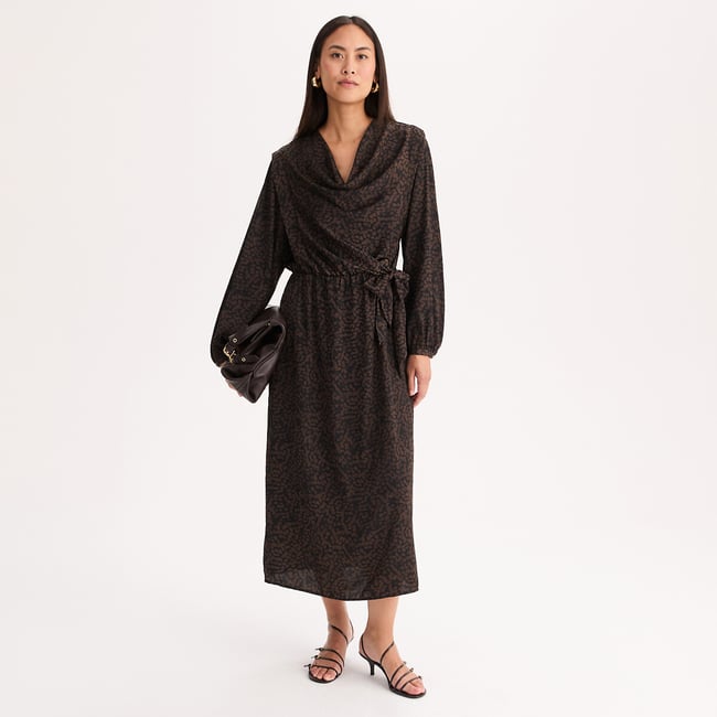 Robe fluide longueur midi, manches longues, imprimée  imprimé animalier <span itemprop=