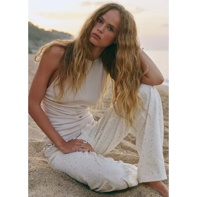 Jean large à strass blanc cassé <span itemprop=