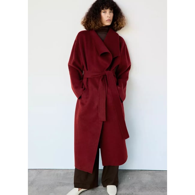 Manteau laine ceinture rouge <span itemprop=