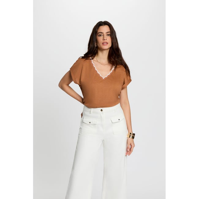 T-shirt col v manches courtes camel <span itemprop=