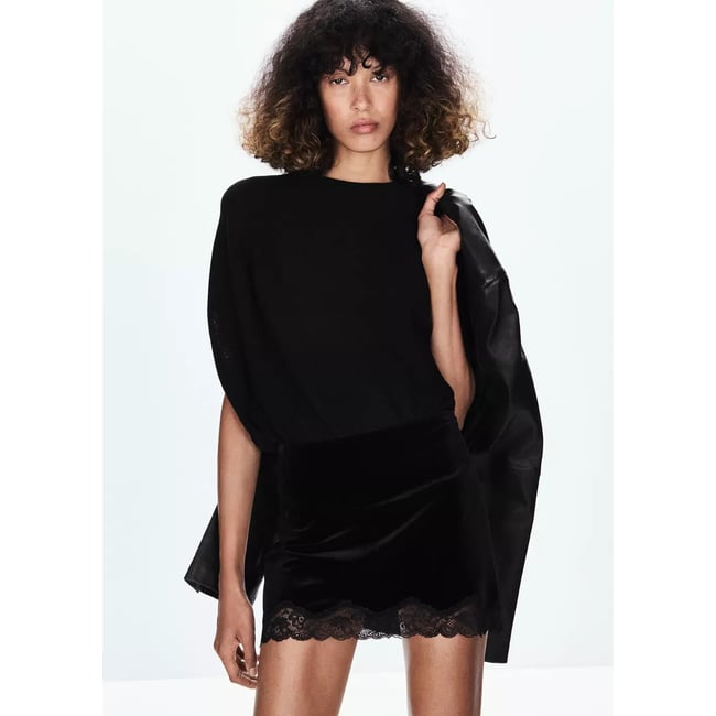 Jupe en velours à finition lingerie sur le bas noir <span itemprop=