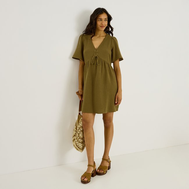 Robe courte en gaze de coton vert kaki <span itemprop=