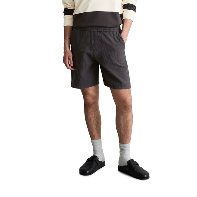 Short relaxed avec une fine structure gaufrée gris foncé <span itemprop=