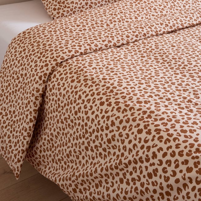 Lot housse de couette et 2 taies carrée 63x63cm imprimée léopard , 100% coton bio GOTS pecan <span itemprop=