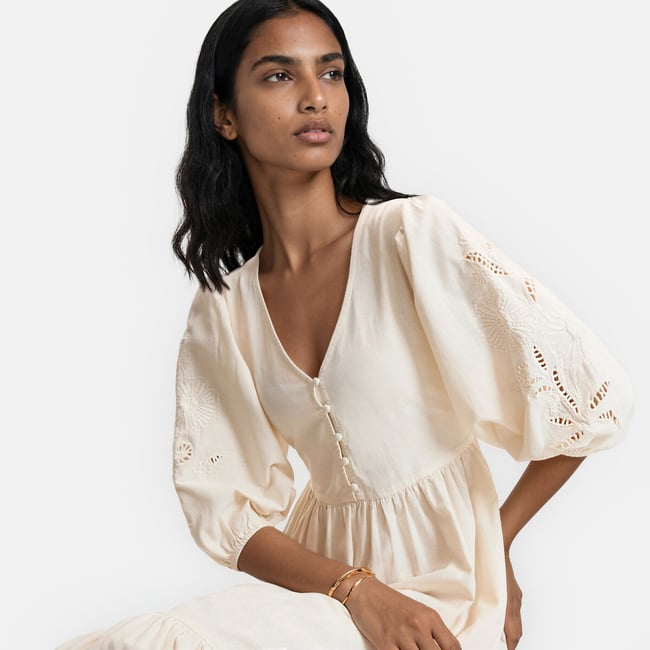 Robe longue col V manches brodées  ivoire brodé <span itemprop=