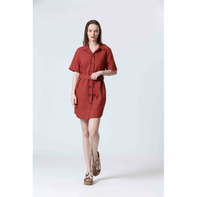 Vestido curto tipo camisa, mangas curtas terracota <span itemprop=