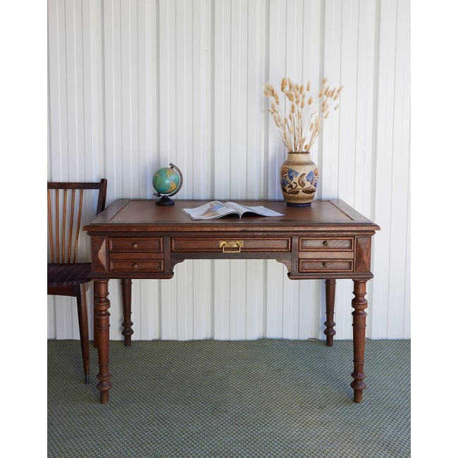 Bureau campagne en bois  Edouard N°1081 - Bon état Couleur bois foncé <span itemprop=