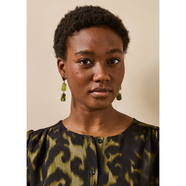 Boucles d'oreilles résine vert <span itemprop=