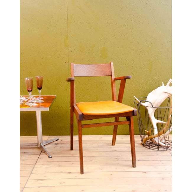 Chaise en bois Claude N°1587 - Bon état Couleur marron <span itemprop=