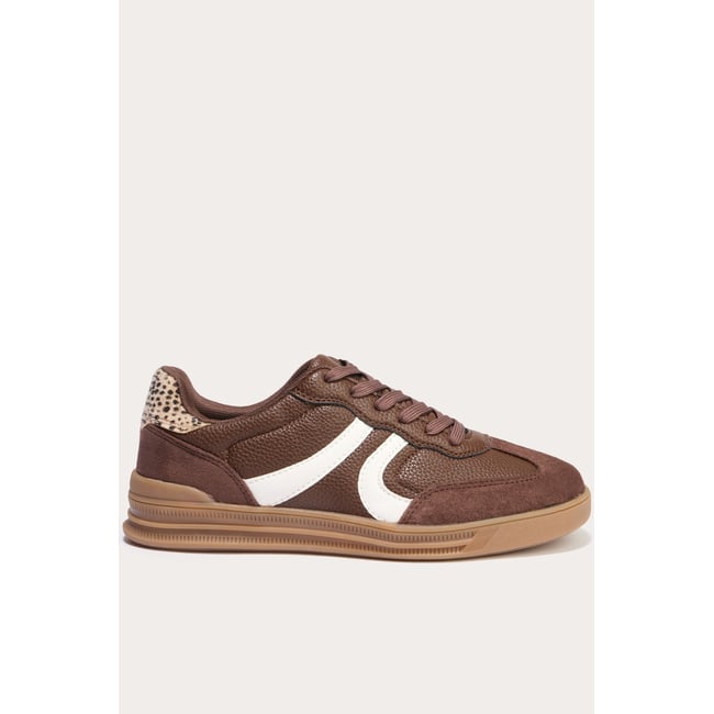Baskets basses marron <span itemprop=