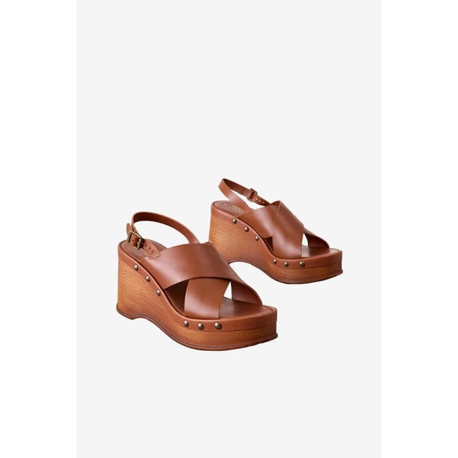 Sabots compensés clouté à bride arrière marron fauve <span itemprop=