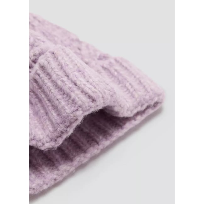 Bonnet maille torsadée pompon lilas <span itemprop=