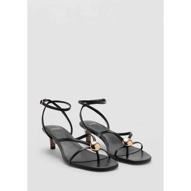 Sandale à talon avec brides et ornement métallique noir <span itemprop=