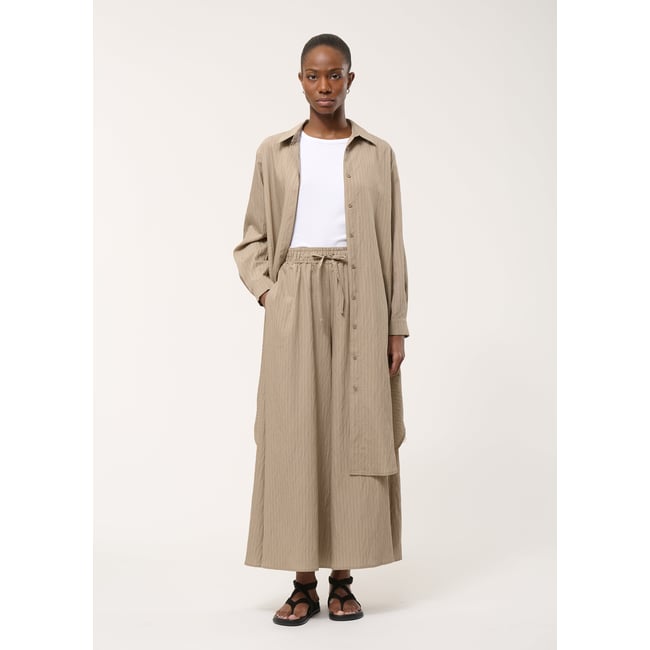 Robe chemise à fines rayures taupe <span itemprop=