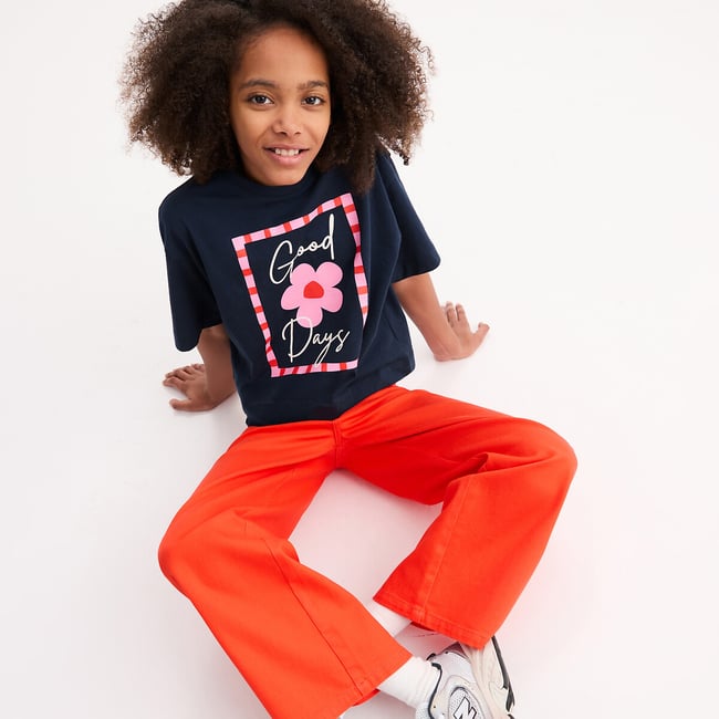 T-shirt col rond, message et fleur imprimés bleu marine <span itemprop=
