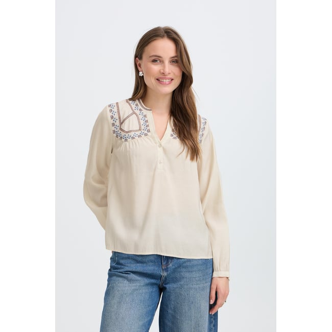 Blouse manches longues, col tunisien, broderies sur épaules et poitrine blanc birch <span itemprop=