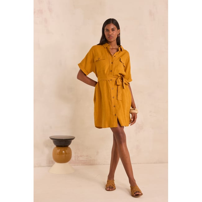 Robe chemise droite en lin LAYA ocre <span itemprop=