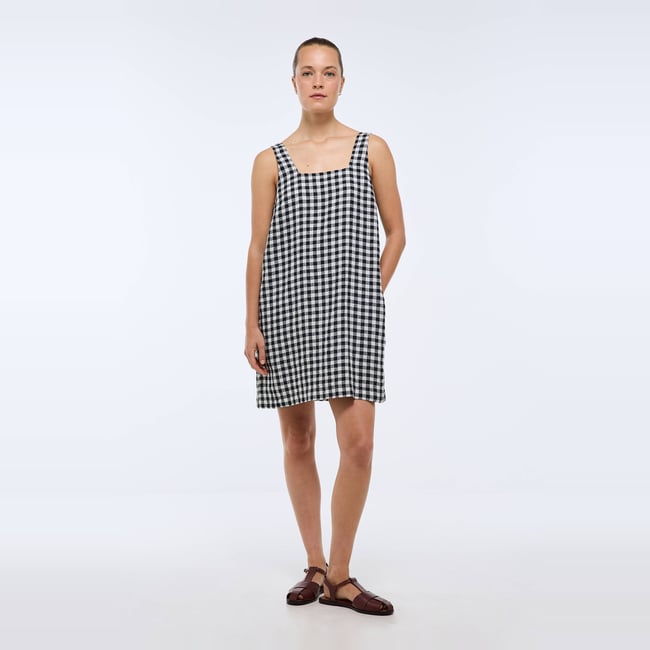 Robe courte vichy en lin noir <span itemprop=