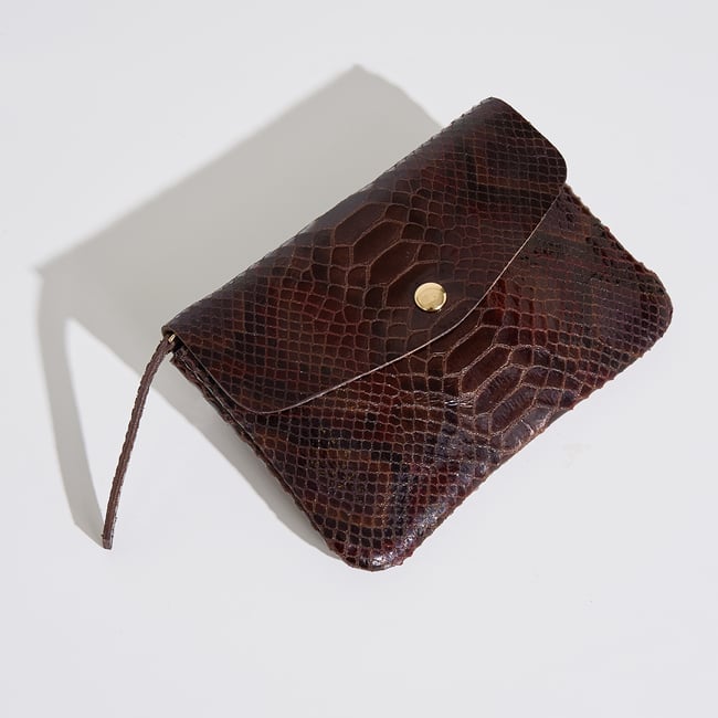 Porte-monnaie imitation serpent marron <span itemprop=