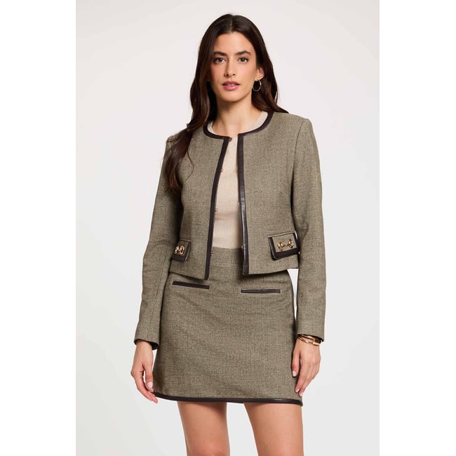 Veste droite cropped vert kaki <span itemprop=