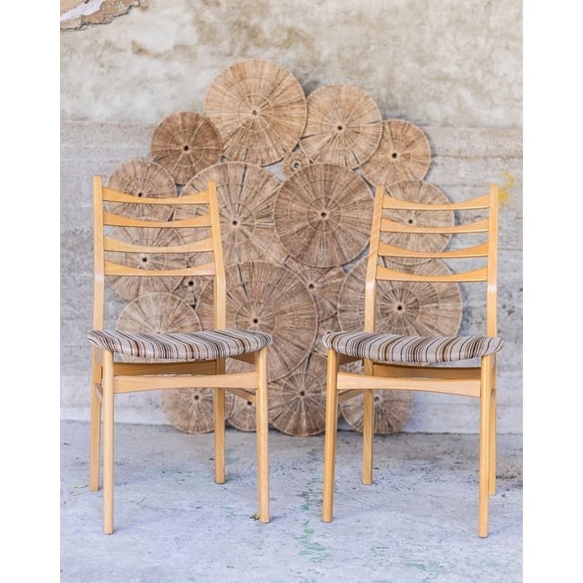 Paire de chaises aux assises rayées Alma N°1982 - Bon état Couleur bois clair <span itemprop=