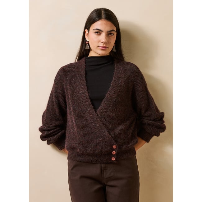 Gilet asymétrique en maille côtes perlées chocolat <span itemprop=
