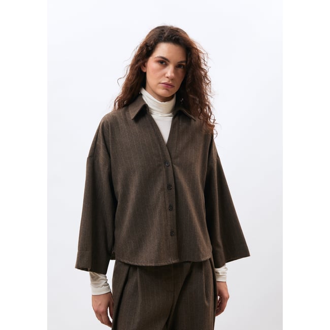 Chemise courte oversize en flanelle rayée taupe <span itemprop=