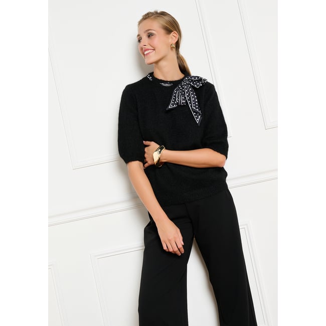 Pull à foulard intégré noir <span itemprop=