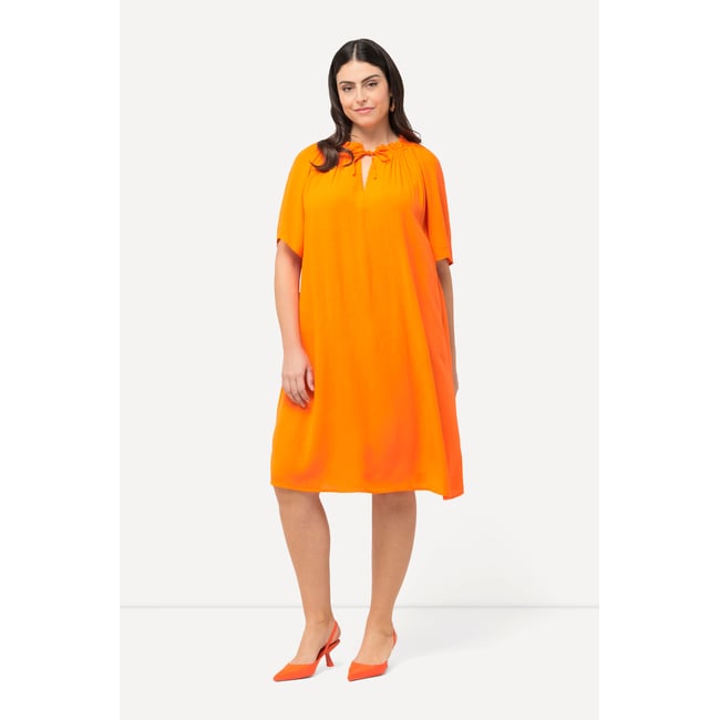 Robe avec ruchés. Silhouette en A évasée. orange <span itemprop=