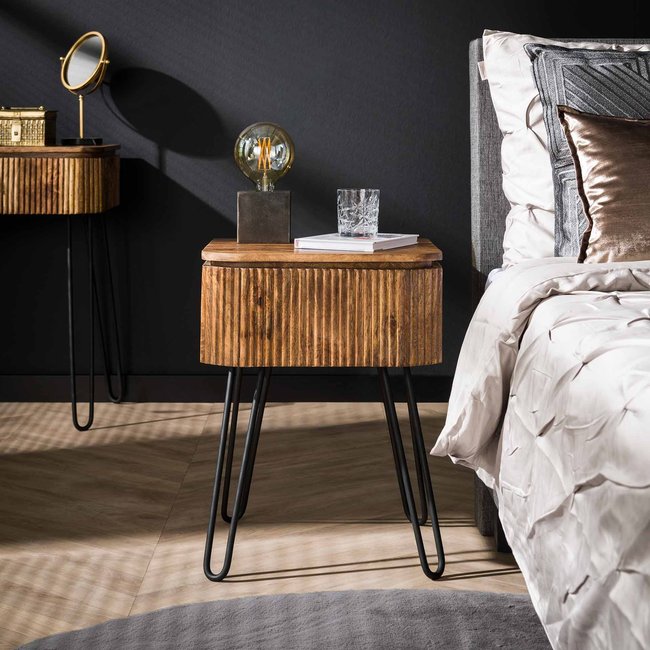Table de chevet en bois de manguier motif baguette avec pieds épingle DELHI Couleur bois naturel <span itemprop=