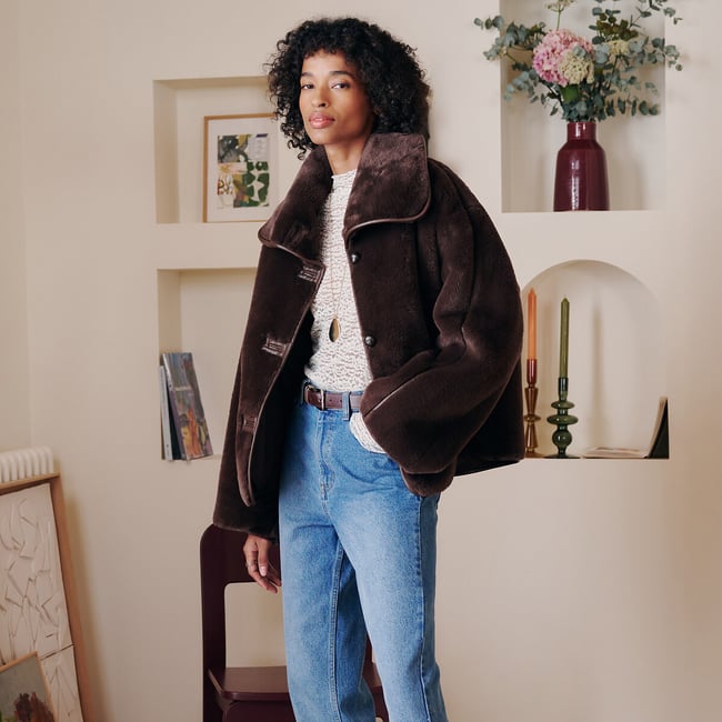 Manteau court duveteux, à col montant marron <span itemprop=