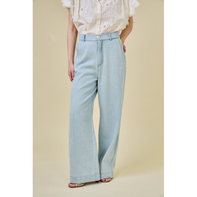 Pantalón denim ancho azul vaquero claro <span itemprop=
