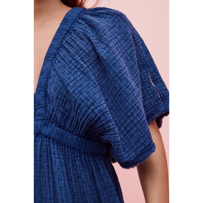 Robe courte 100 % coton texturé à col v bleu marine délavé <span itemprop=
