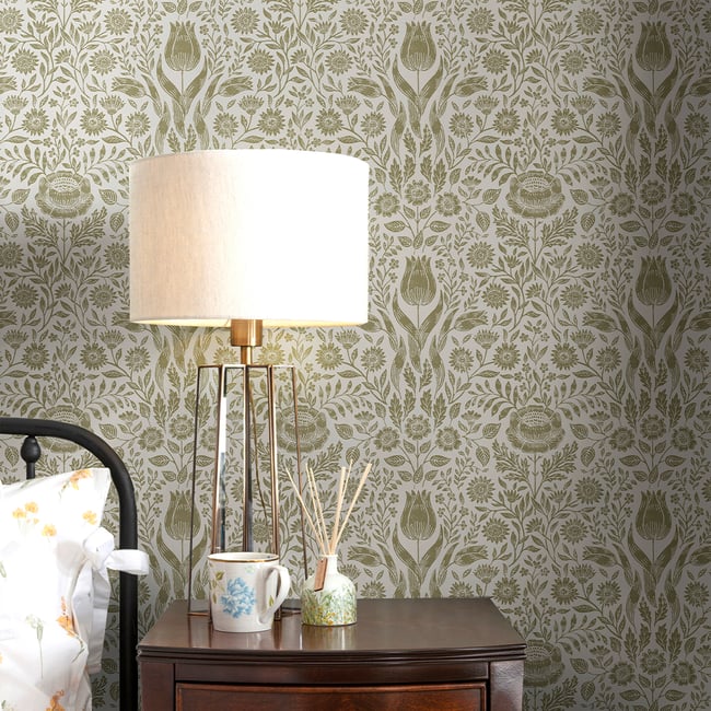 Papier peint damassé fleurs de tulipe Ashstead Couleur vert ocré <span itemprop=