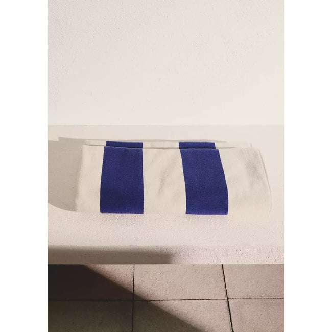 Serviette plage en coton bouclette à rayures bleu électrique <span itemprop=