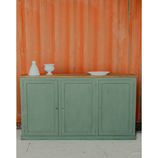 Long buffet en bois vert d'eau Gilbert N°1591 - Bon état Couleur bois clair <span itemprop=