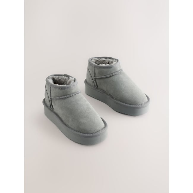 Bottes plates en daim imperméable fourrées - NEXT