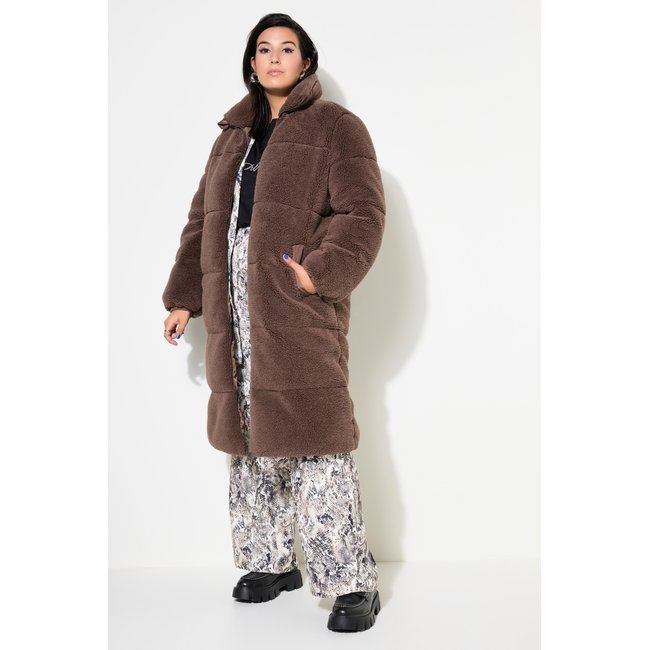 Doudoune longue en polaire bouclée. Épaules marron foncé <span itemprop=