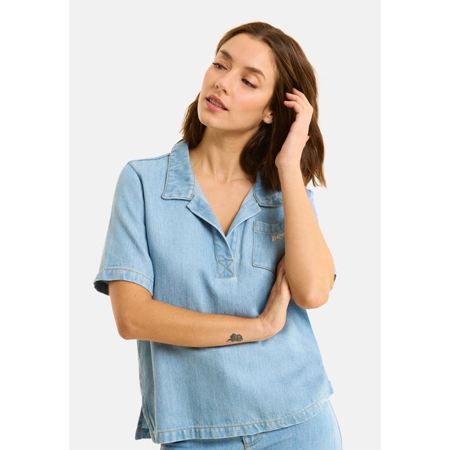 Top en jean esprit vareuse bleu clair <span itemprop=