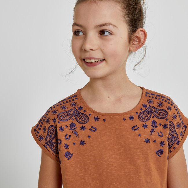T-Shirt mit Stickerei ocker <span itemprop=
