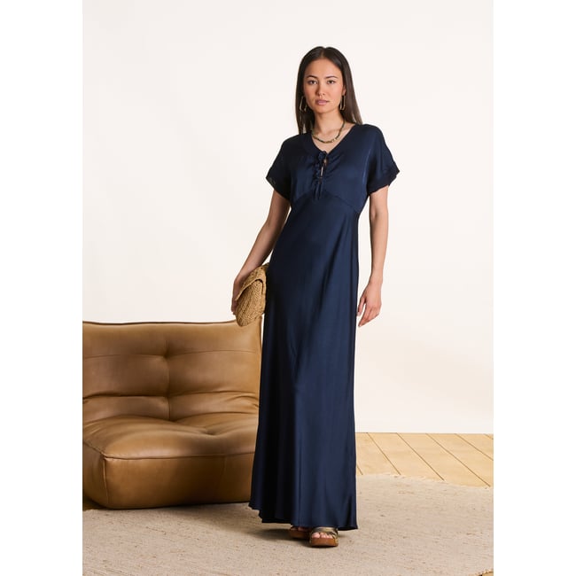 Robe longue cintrée en satin stormy <span itemprop=