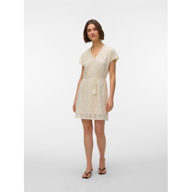 Короткое платье из ажурного полона, V-образный вырез, с поясом экрю VERO MODA