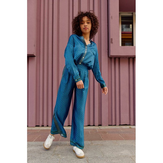 Pantalon large fluide satiné PENNY imprimé bleu <span itemprop=
