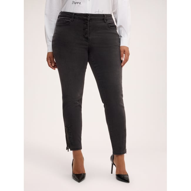 Jean court avec applications de strass gris <span itemprop=
