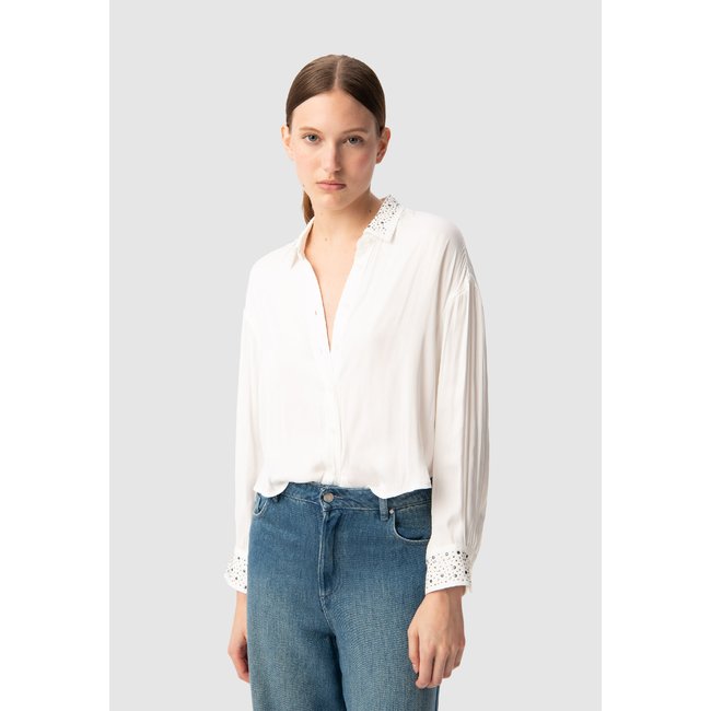 Chemise recyclée décor clous et strass blanc cassé <span itemprop=